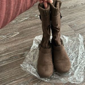 Women’s Report Brand Style is Everton size 6 in the color Dark Brown.